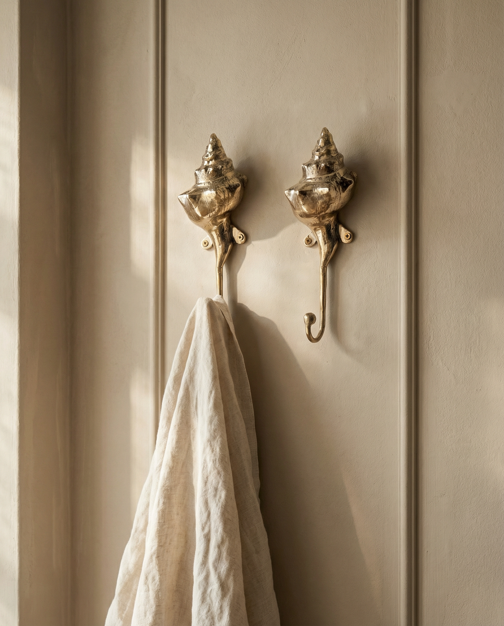 Brass Shell Wall Hook in gold