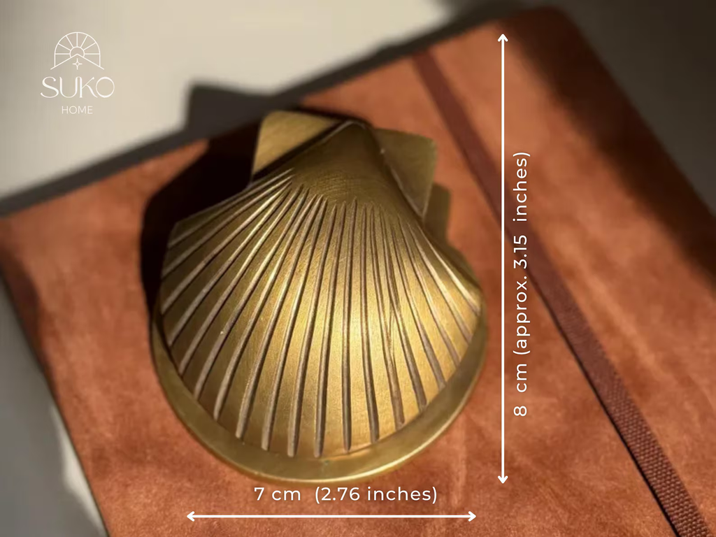 Brass shell clip measuring 8 × 7 cm, shown with dimensions