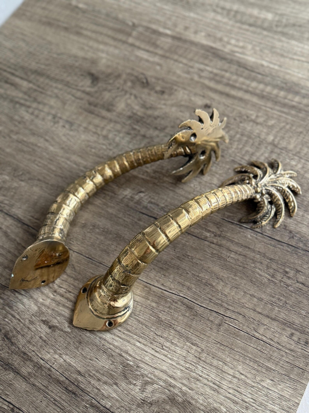 Tropical brass palm handle with detailed leaves and curved trunk