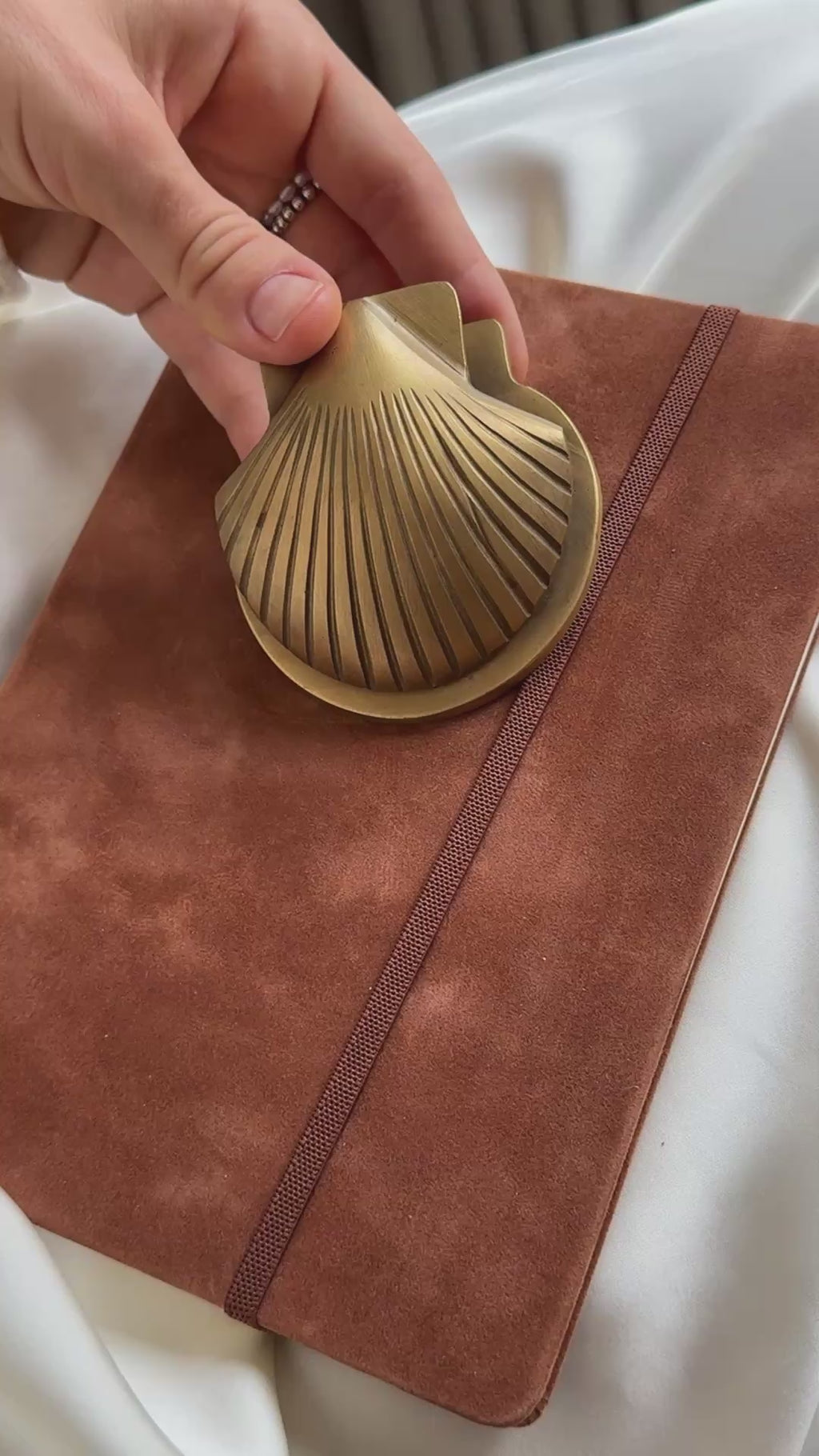 Vintage Brass Shell Wall Clip